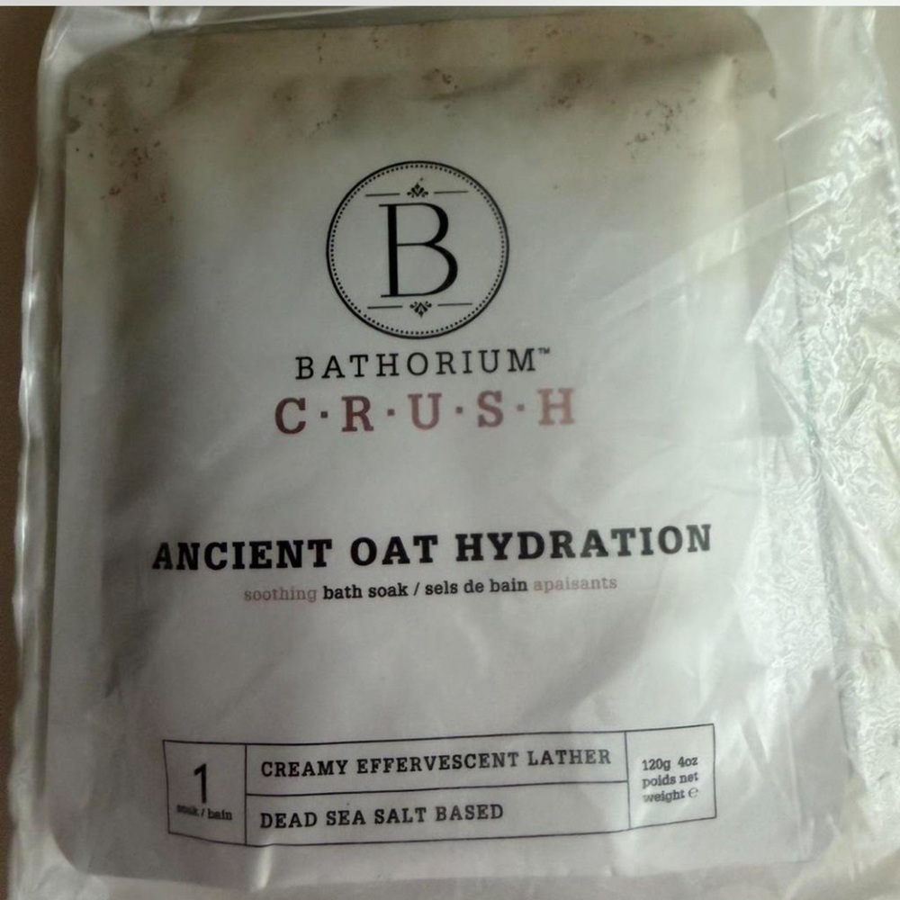 Bathorium Crush Ancient Oat Hydration Bath Soak - White